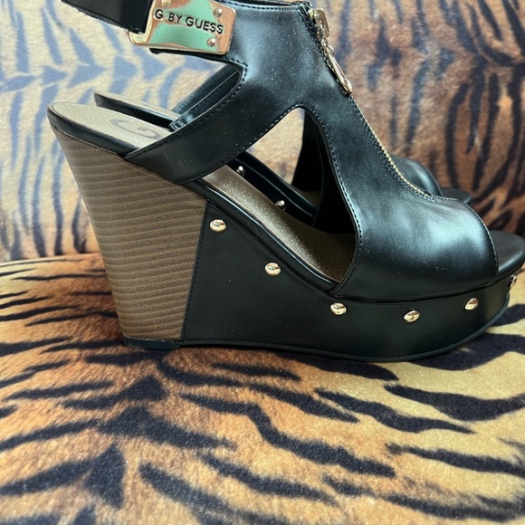 G by Guess Black/Gold Wedges size 10 New w Box - Picture 3 of 7